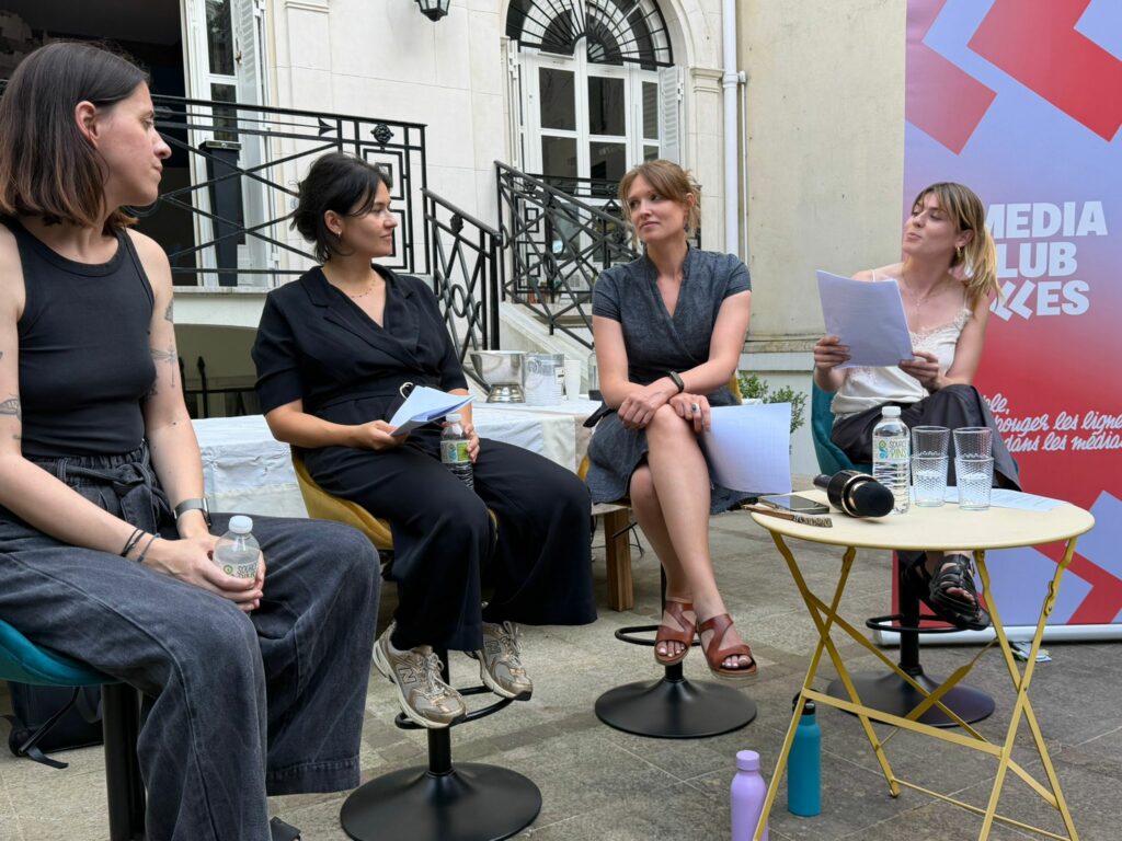 Photo de groupe de la Table ronde, être jeune productrice. De gauche à droite, Clara Lesage, Barbara Maubert, Svetlana Klimoff et Agathe Le Tessier.